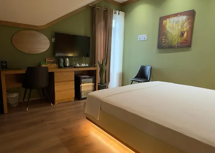 ホテル Chateau Fasel ティラナ